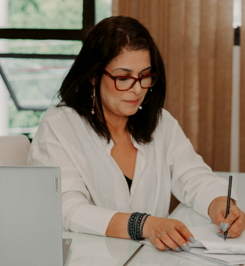 Profissional da AC Organização Contábil em atendimento no escritório