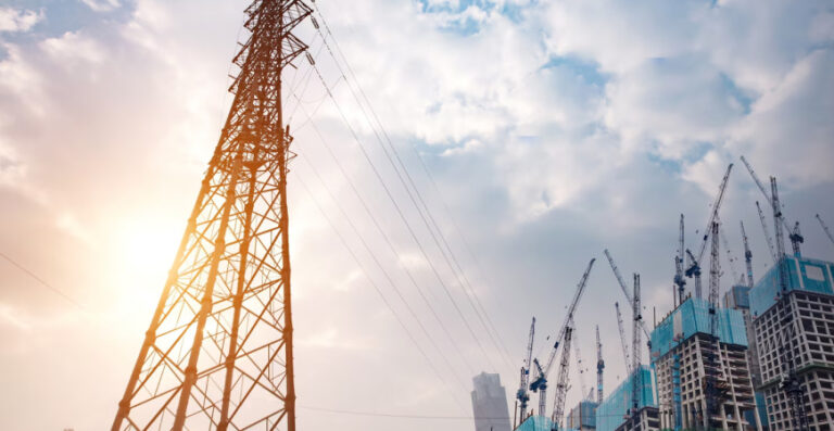 Contabilidade Especialista para Telecomunicação: torre de transmissão com estrutura metálica e obras ao fundo, simbolizando infraestrutura e expansão.