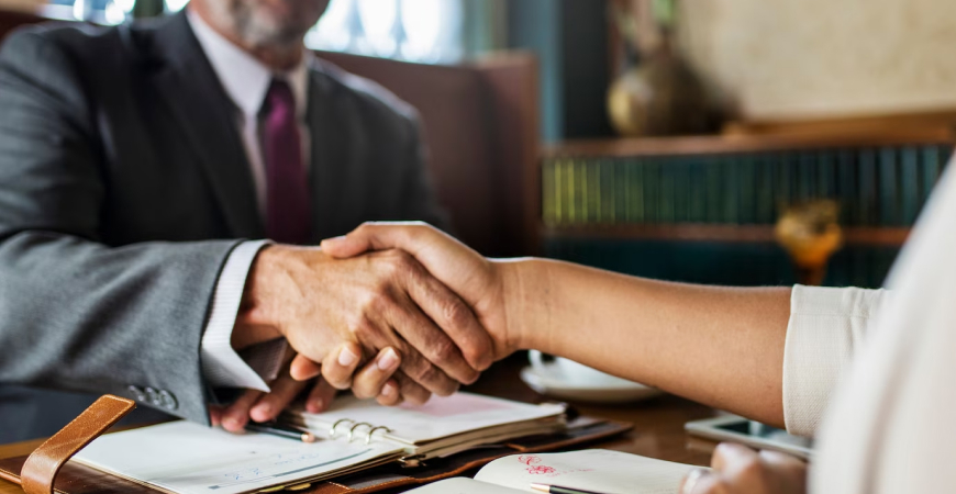 Contabilidade Especializada para Advogados: aperto de mãos em reunião, representando acordo, honorários e organização financeira do escritório.