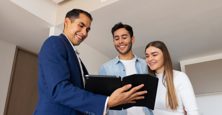Contabilidade especializada para corretor: corretor apresentando documentos a casal durante atendimento imobiliário, com orientação profissional.