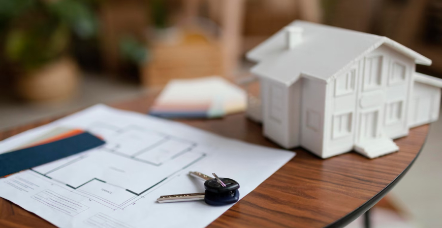 Contabilidade para Imobiliárias: maquete de casa com chaves e plantas, simbolizando locações, vendas e gestão contábil imobiliária.