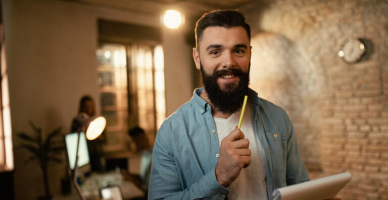 Contabilidade Especializada para MEI: microempreendedor em ambiente de trabalho, representando organização fiscal, emissão de notas e crescimento.