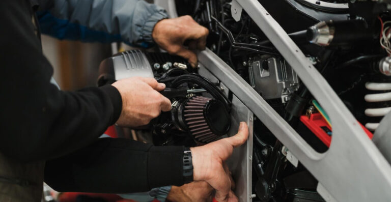 Contabilidade para Setor Autopeças: mecânico instalando peça no motor, representando monofasia e classificação fiscal correta no segmento.