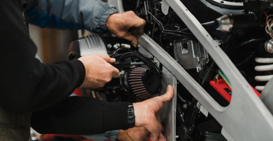 Contabilidade para Setor Autopeças: mecânico instalando peça no motor, representando monofasia e classificação fiscal correta no segmento.